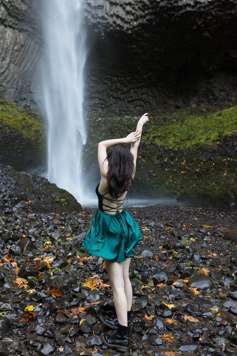 latourell falls senior photo by shannon hager photography