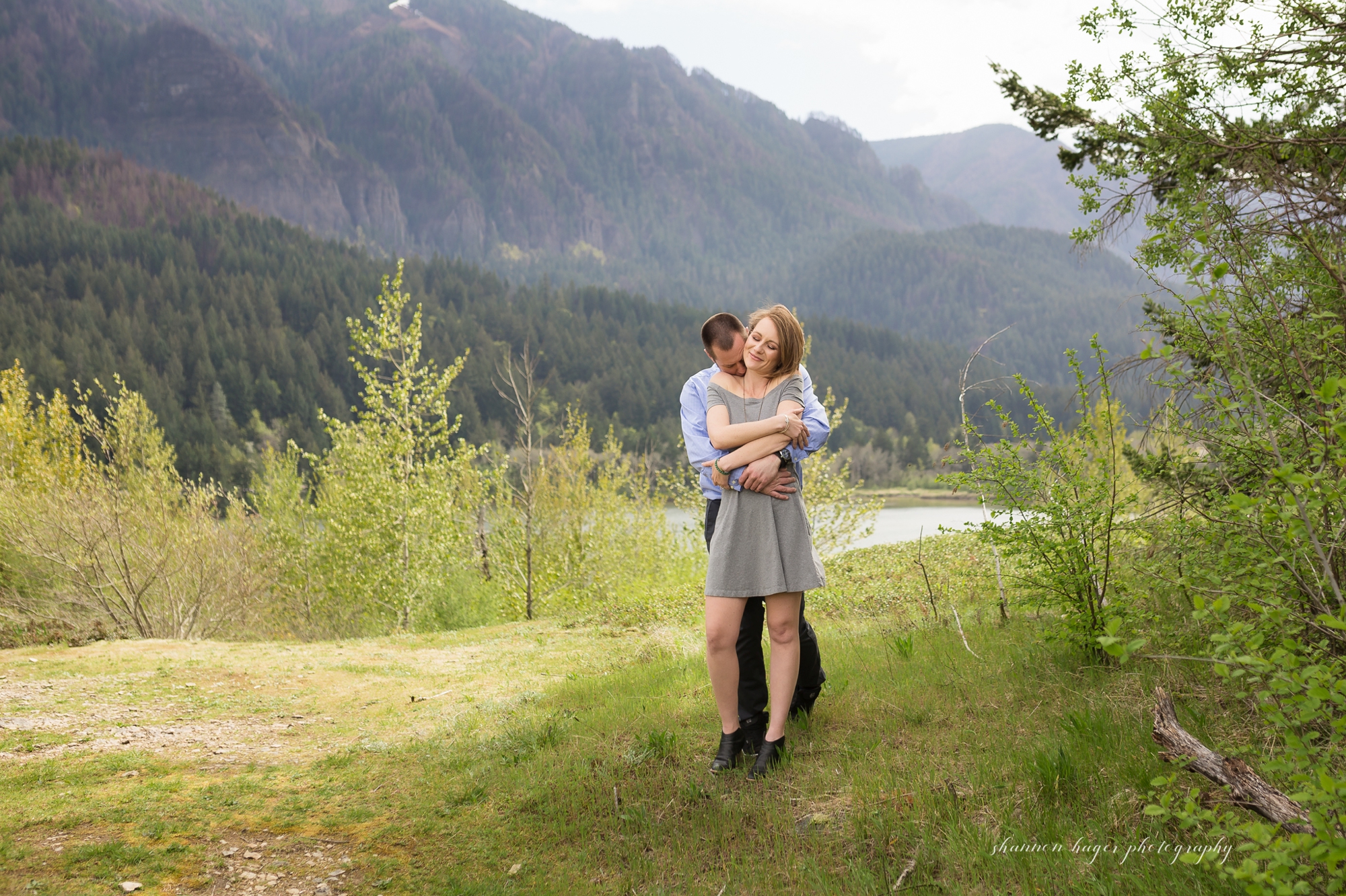 columbia river gorge engagement photo, portland oregon wedding photographer