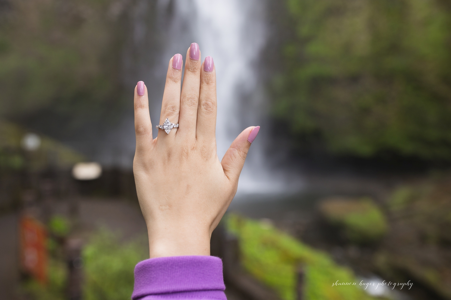 multnomah falls wedding proposal photos by shannon hager photography