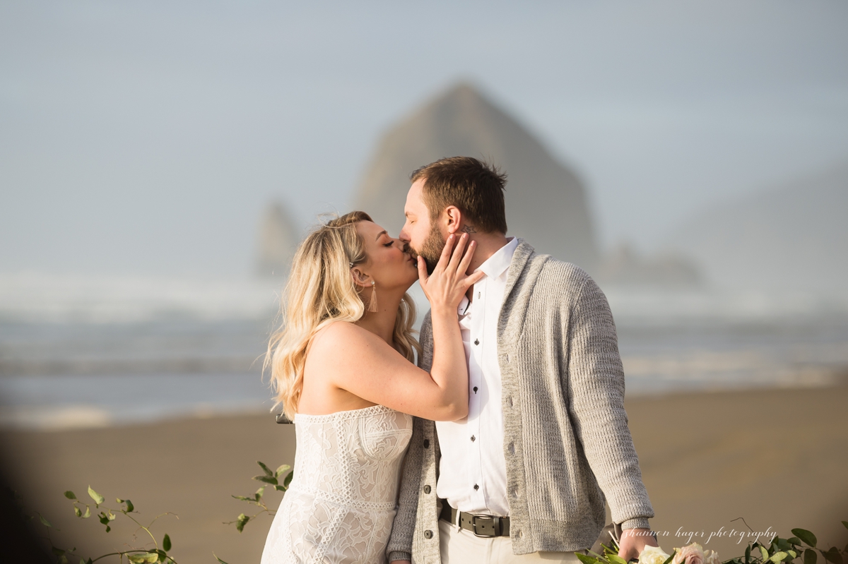 cannon beach elopement photos by Shannon Hager Photography