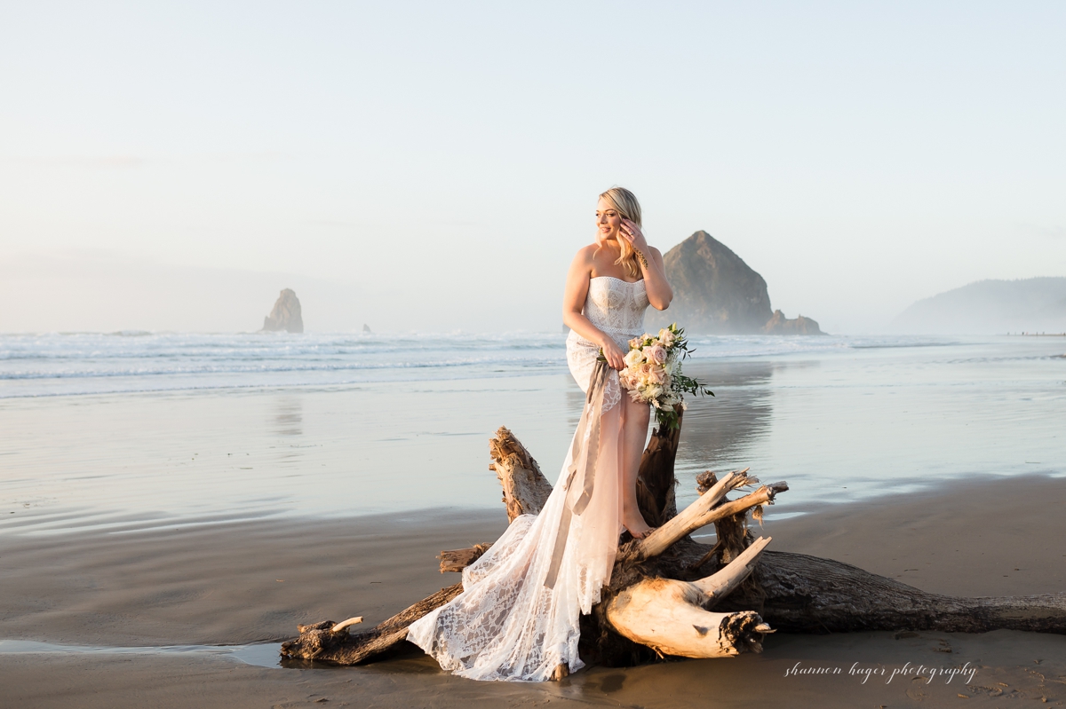 oregon coast elopement photos by Shannon Hager Photography in Cannon Beach