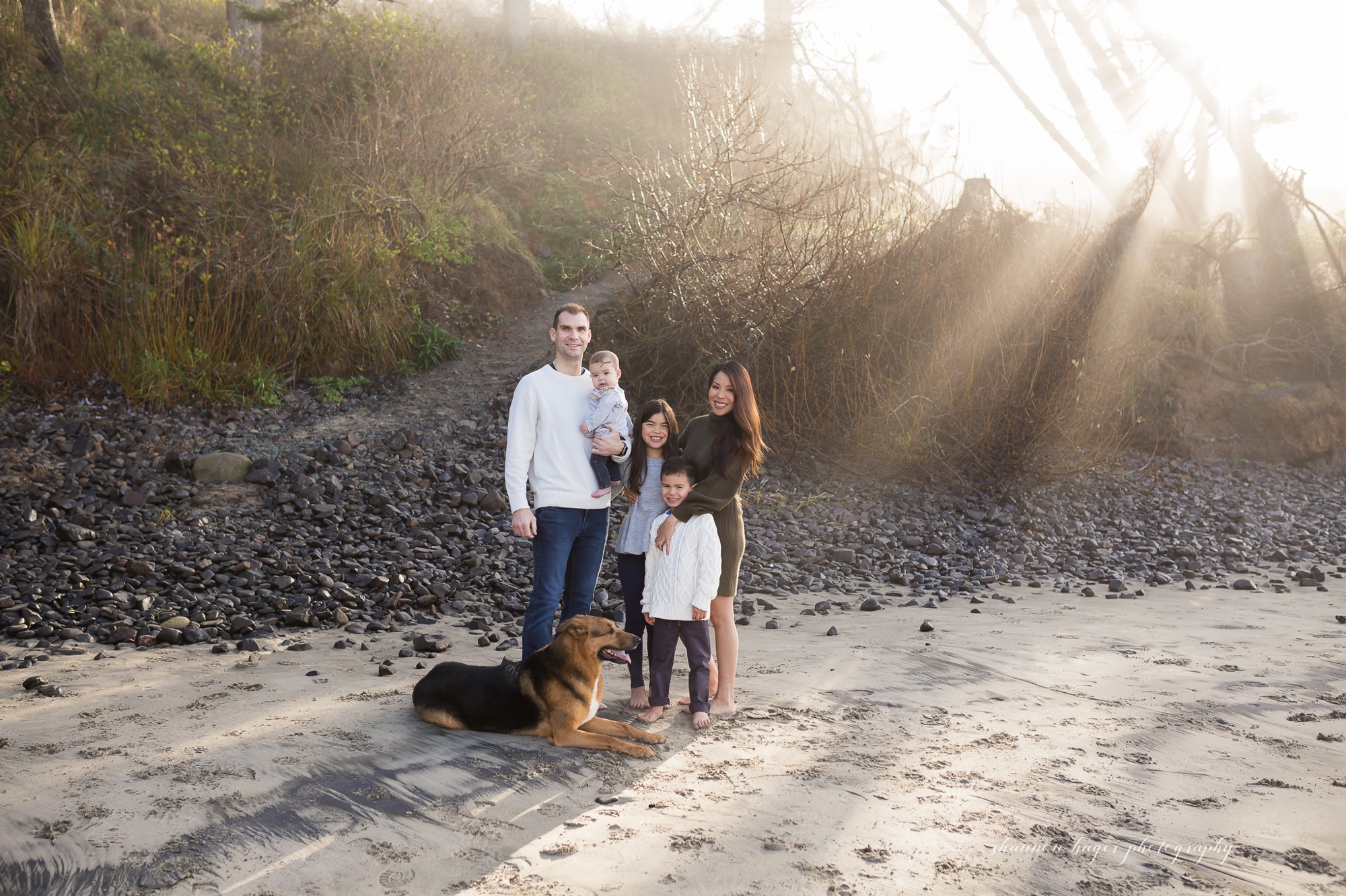 cannon beach family photographer, oregon coast family photos in cannon beach, oregon coast photography by shannon hager photography