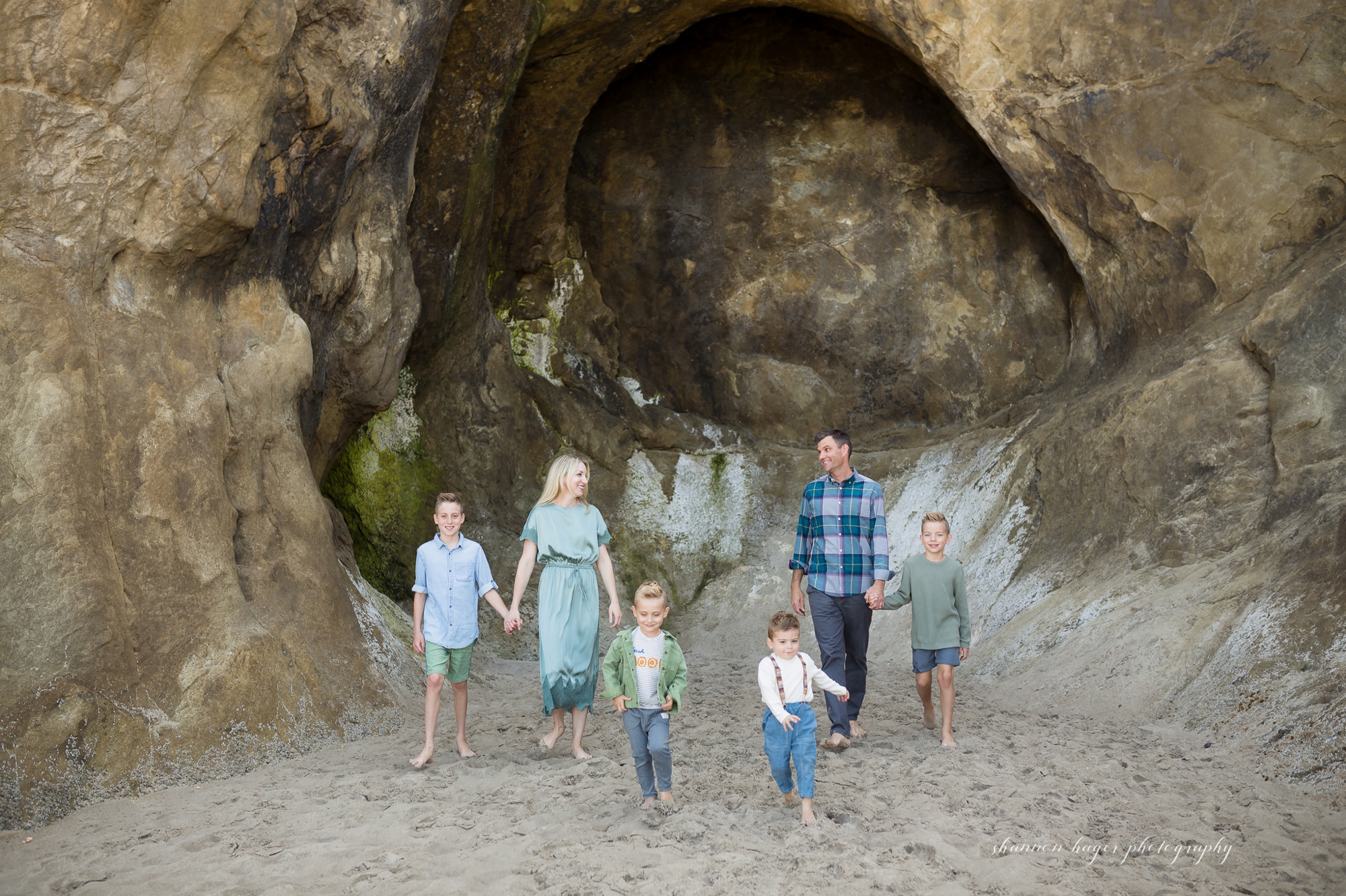 cannon beach family photographer, hug point family session by shannon hager photography