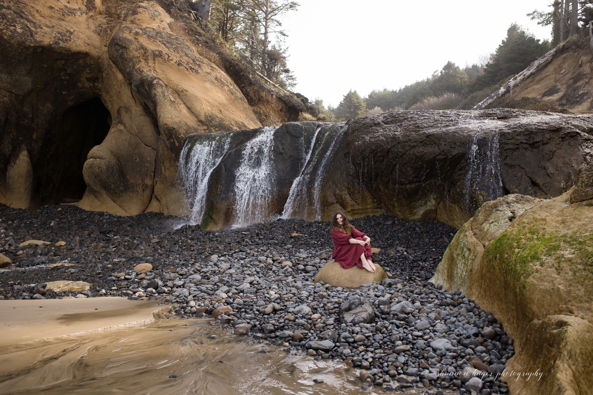 cannon beach senior photographer session at hug point