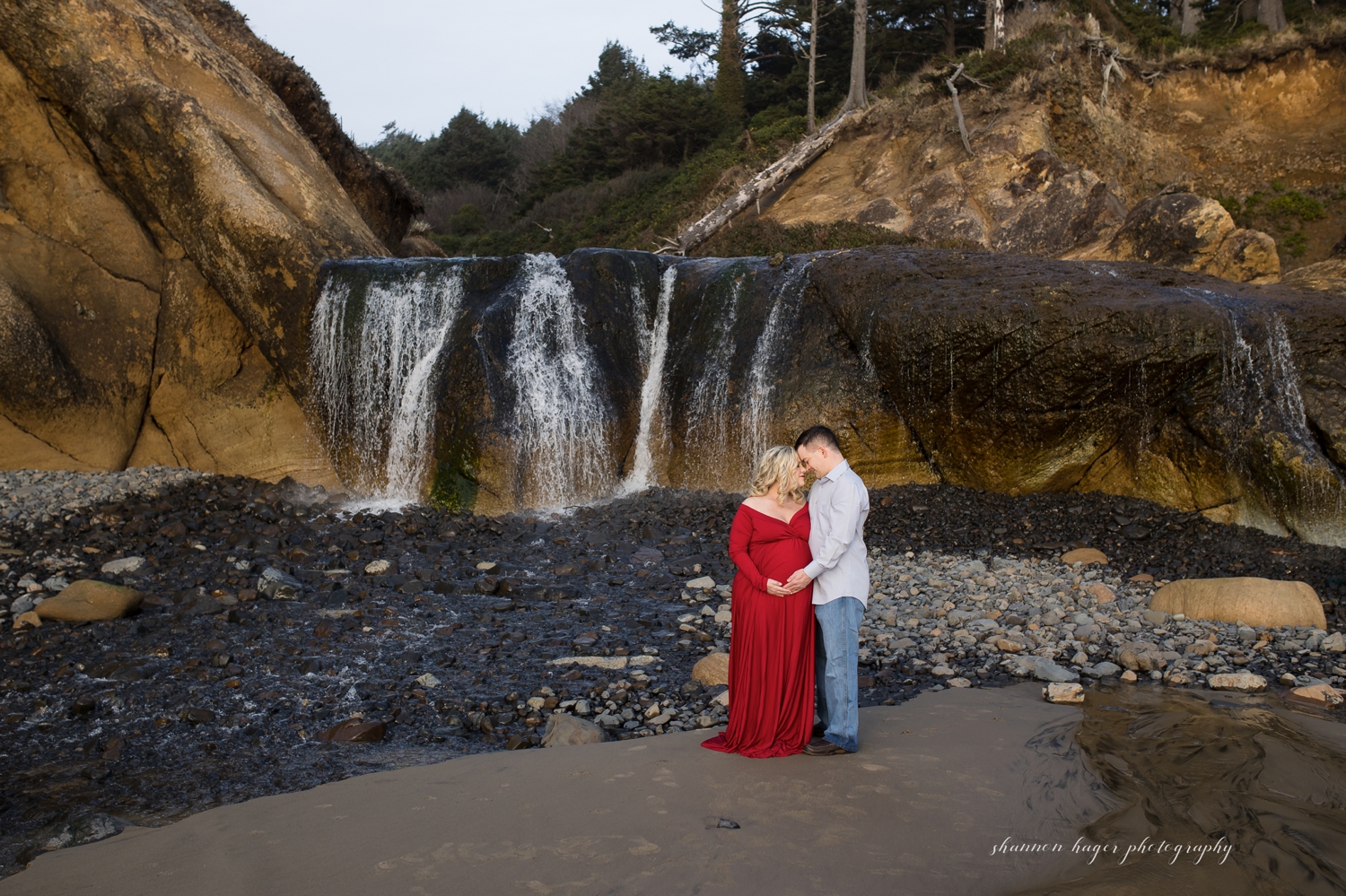 oregon coast maternity session by shannon hager photography