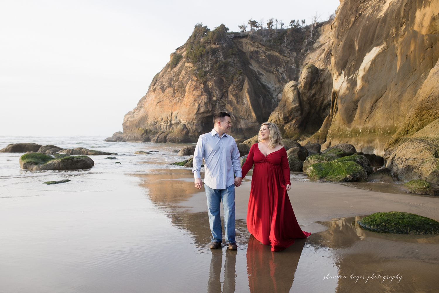 cannon beach maternity photographer by shannon hager photography