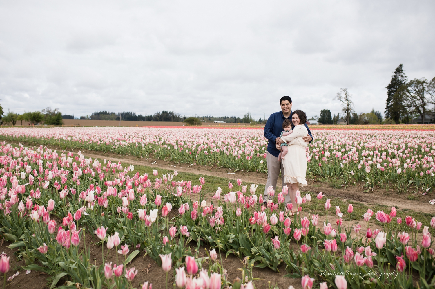 wooden shoe tulip family photos by shannon hager photography