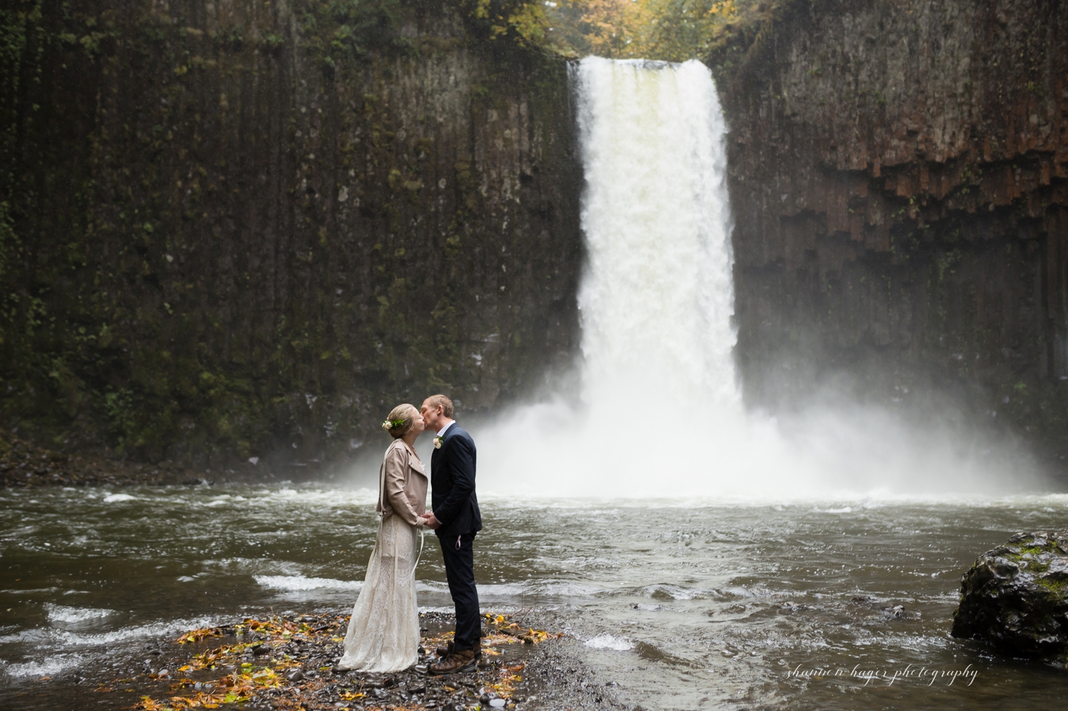 abiqua falls oregon elopement by shannon hager photography