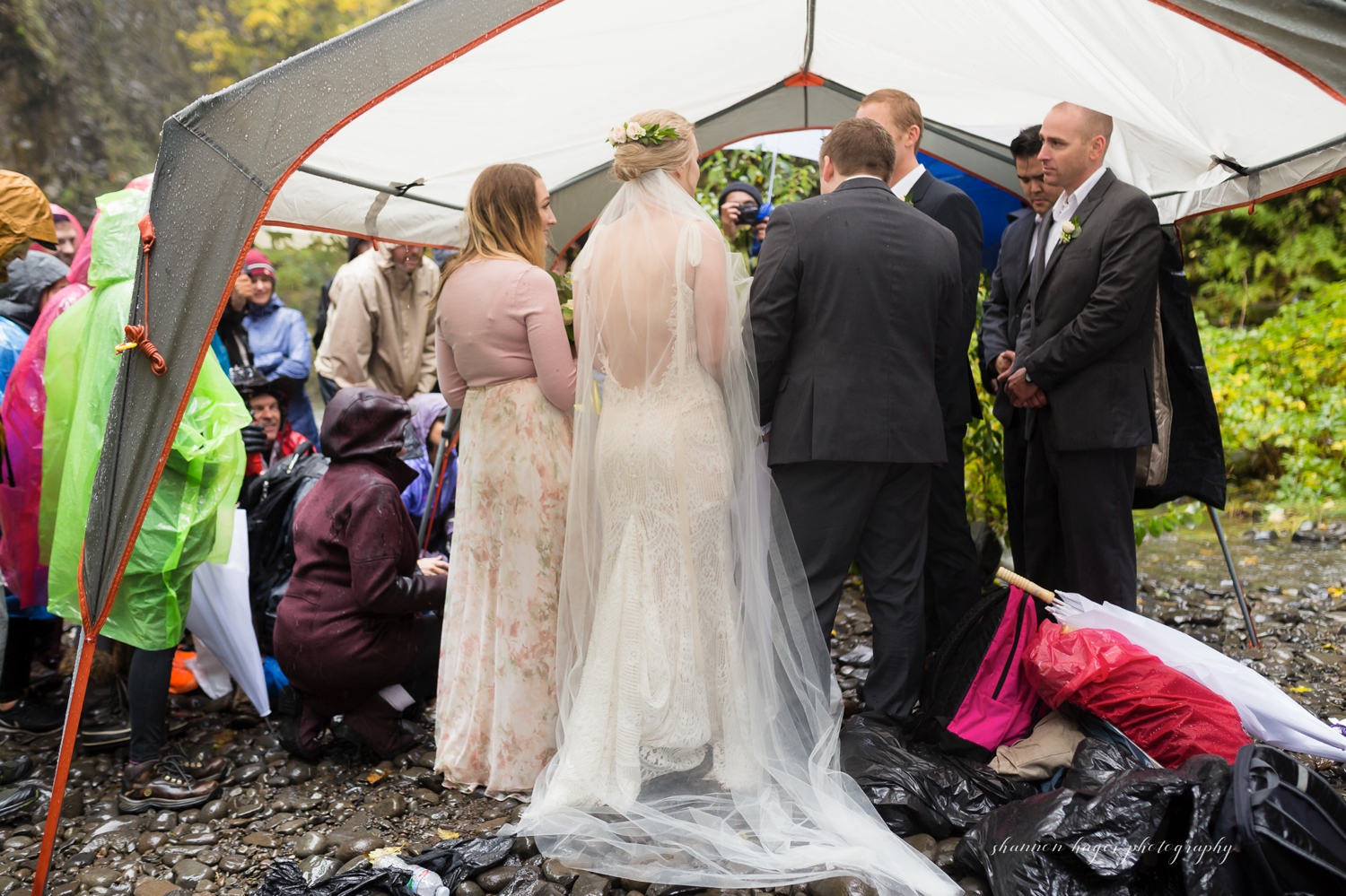 abiqua falls oregon elopement by shannon hager photography