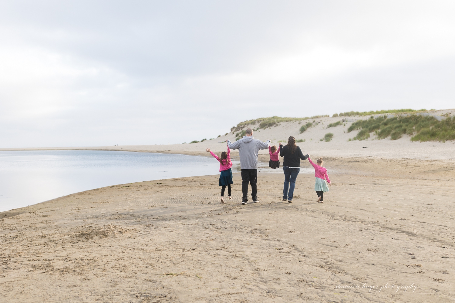 extended family photos at cannon beach by shannon hager photography