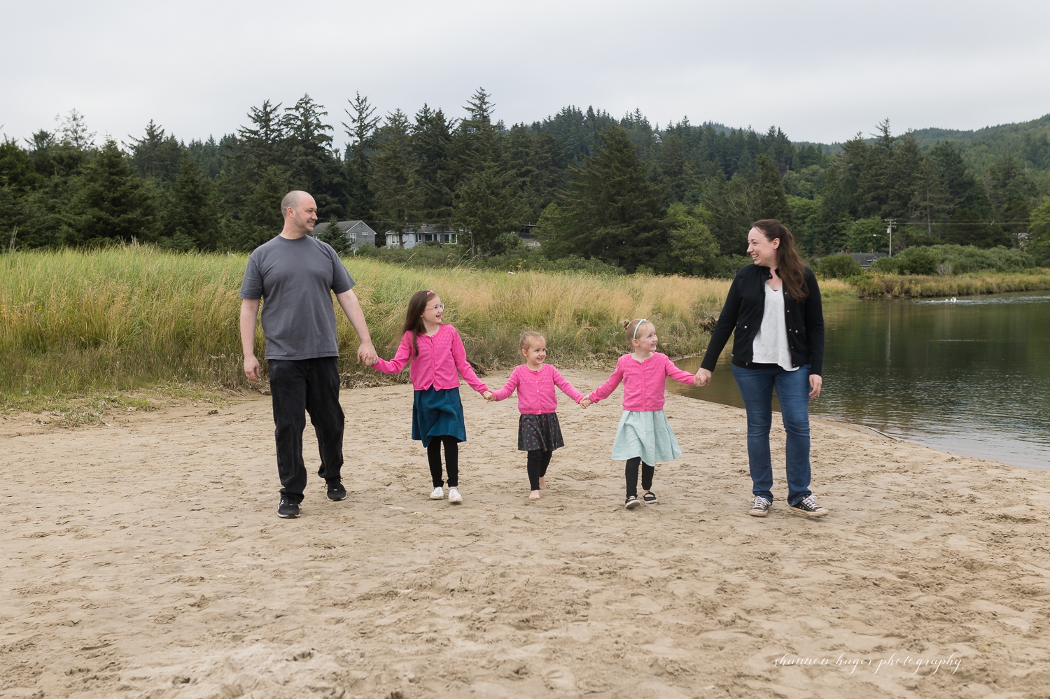 extended family photos at cannon beach by shannon hager photography