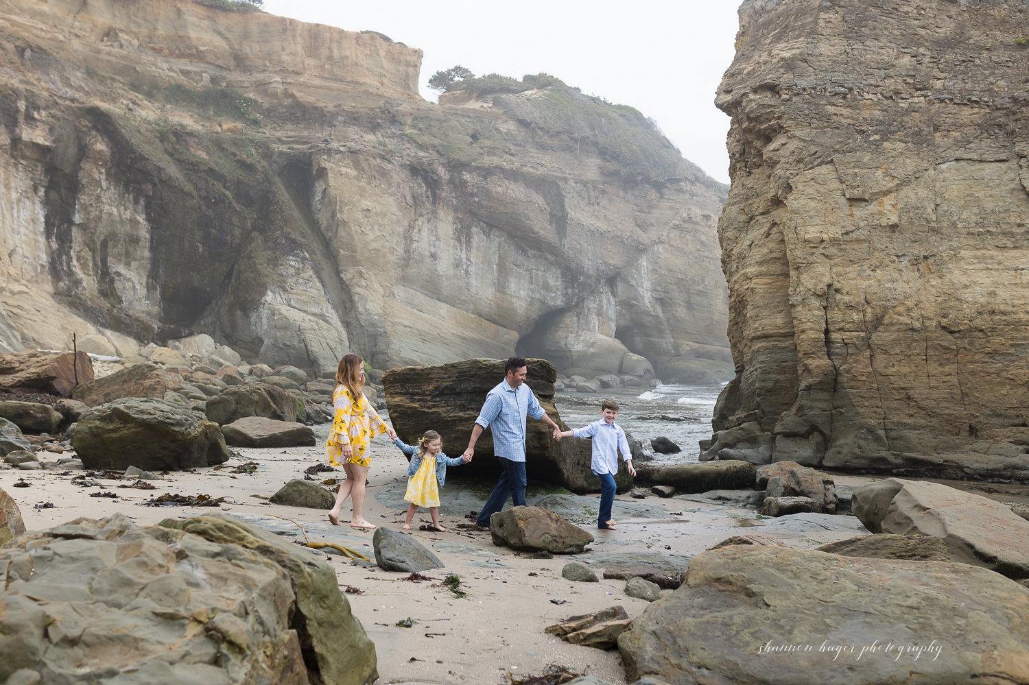newport oregon coast family photo session by shannon hager photography at devil's punchbowl