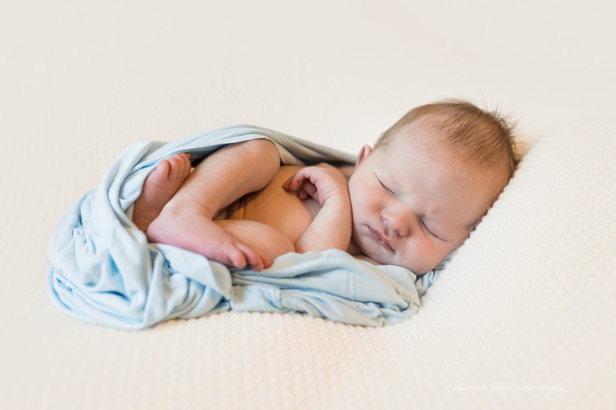 beaverton newborn photographer in home